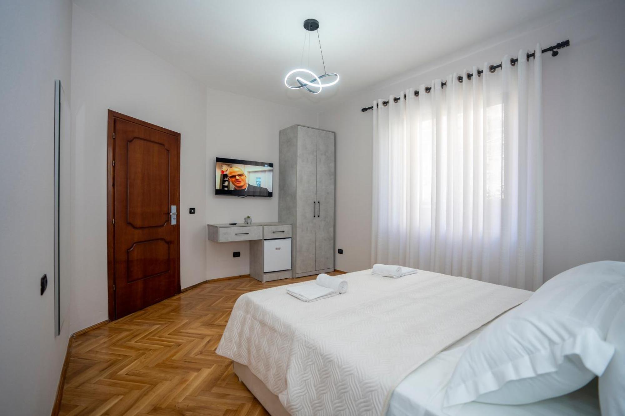 Hotel Pepe Shkoder Bagian luar foto